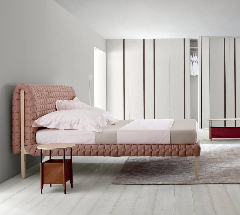 Lit moderne Ruché tissu rose tête de lit haute ligne roset sur Nîmes proche d'Uzès