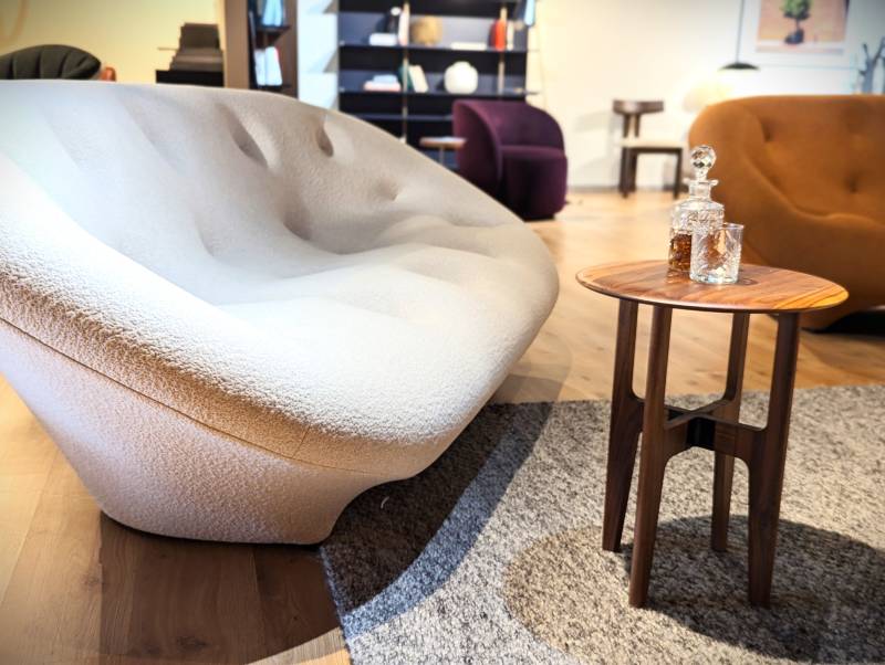 La nouveauté, le canapé Ploum arrive au Showroom443 de Nîmes avec le nouveau tissu warda Howlite