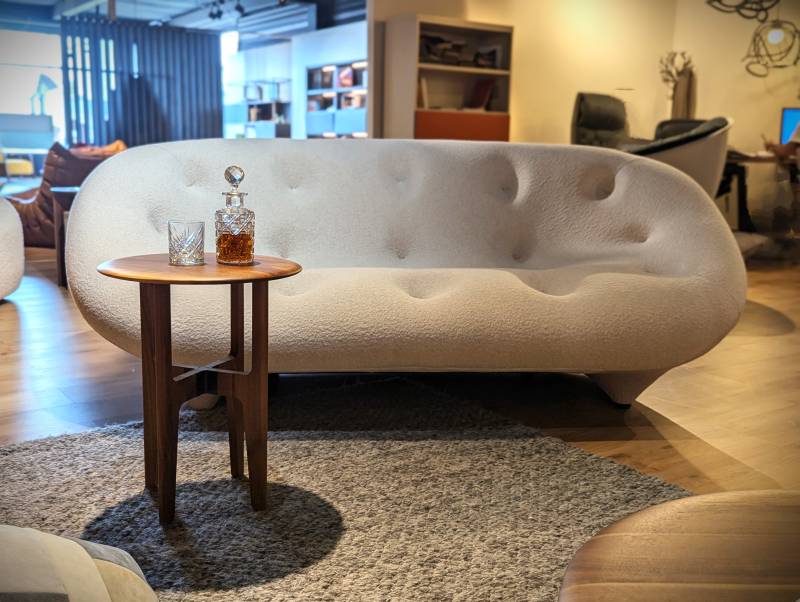 La nouveauté, le canapé Ploum arrive au Showroom443 avec le nouveau tissu warda Howlite