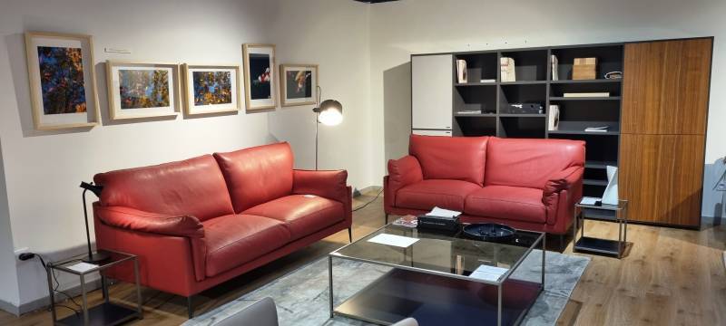 Ensemble canapé en cuir rouge DUVIVIER à retrouver dans notre Showroom443 à Nîmes proche d'Uzès