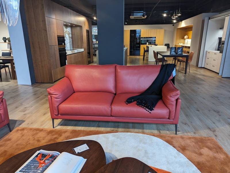 canapé en cuir sur mesure et confortable 3 places DUVIVIER, modèle d'exposition chez Showroom443 à Nîmes