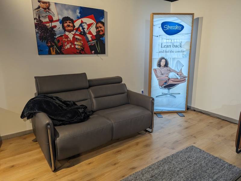 canapé en cuir sur mesure et confortable STRESSLESS, modèle d'exposition chez Showroom443à Nîmes