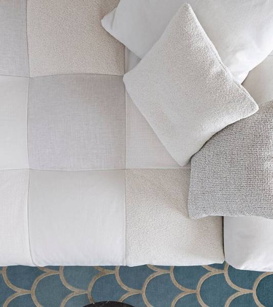 Zoom sur le canapé cosy PIXEL effet patchwork chez Showroom443 à Nîmes