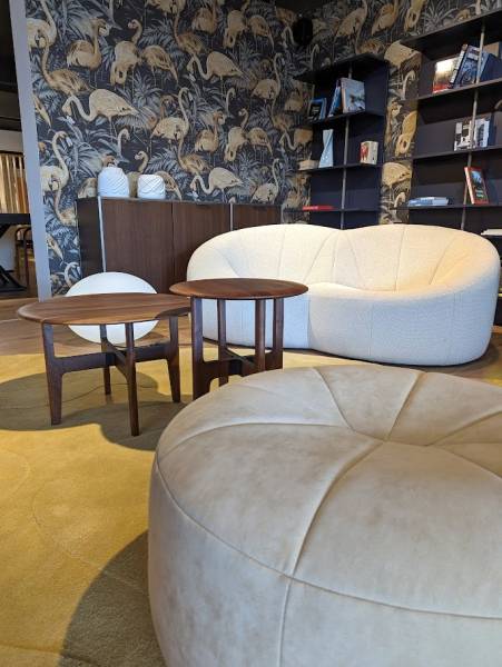zoom sur le pouf en tissu beige et canapé 2places pumpkin d'esposition à Nîmes chez Showroom443