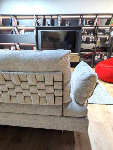 Le canapé tendance et confortable italien LIMES NEW modèle d'exposition zoom sur le tressage chez Showroom443 près de Montpellier