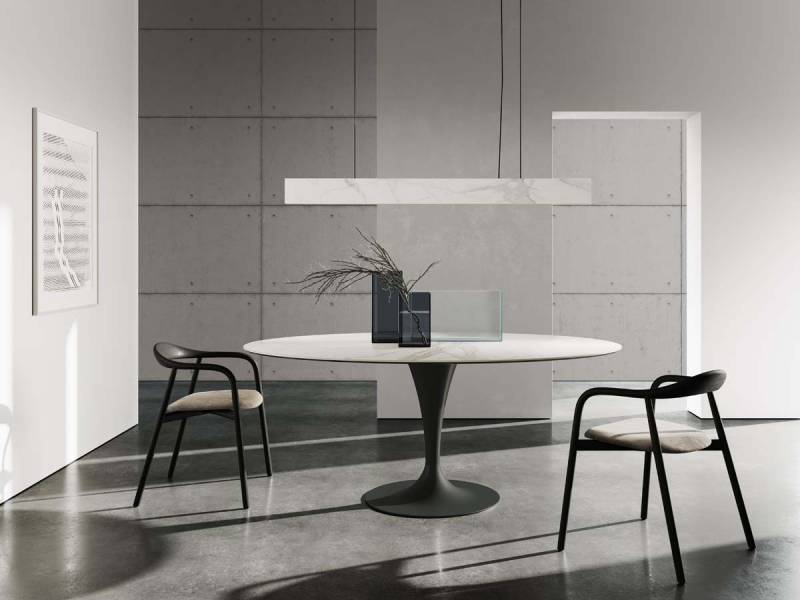 table ovale pied tulipe FLUTE de la marque SOVET plateau céramique calacatta et piètement noir à Nîmes dans le Gard