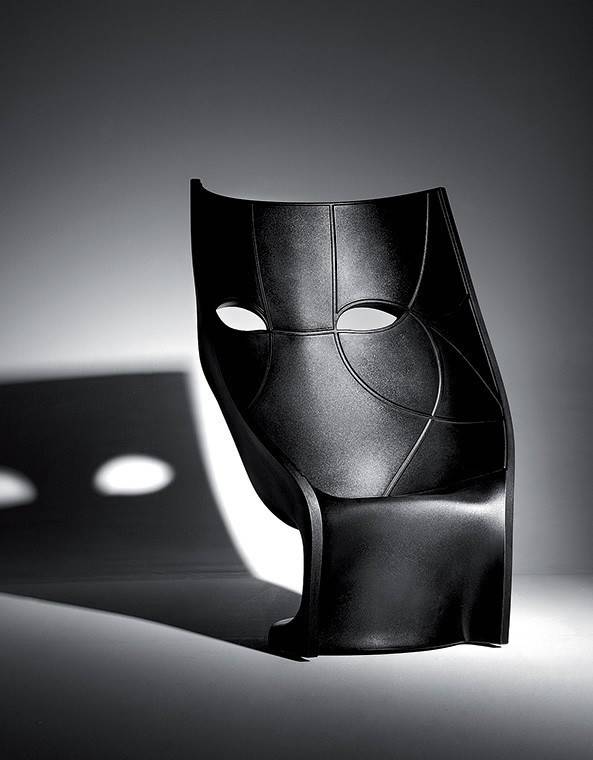 Le fauteuil contemporain et design NEMO noir pour une décoration d'artiste à Nîmes