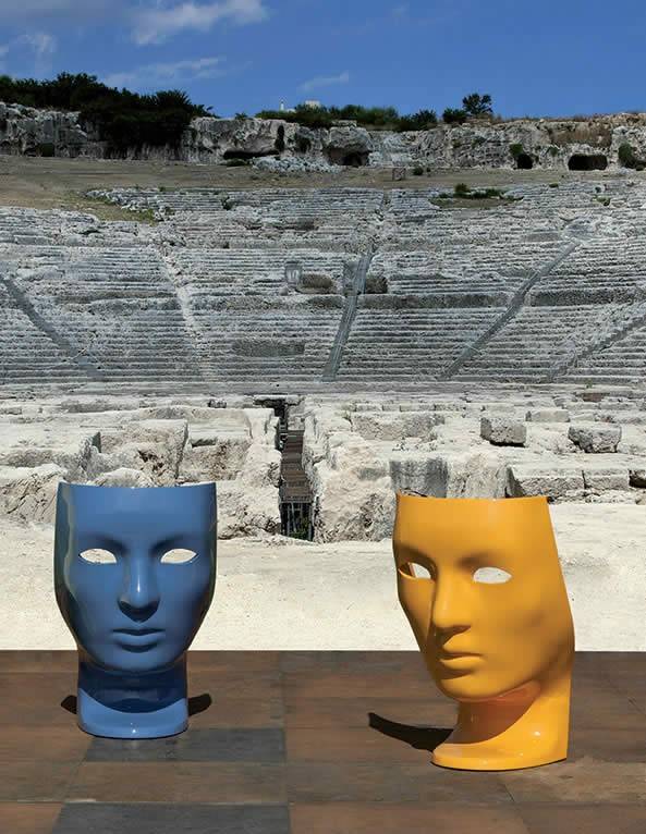 Le fauteuil contemporain et design NEMO coloré pour une décoration d'artiste dans votre jardin à Nîmes