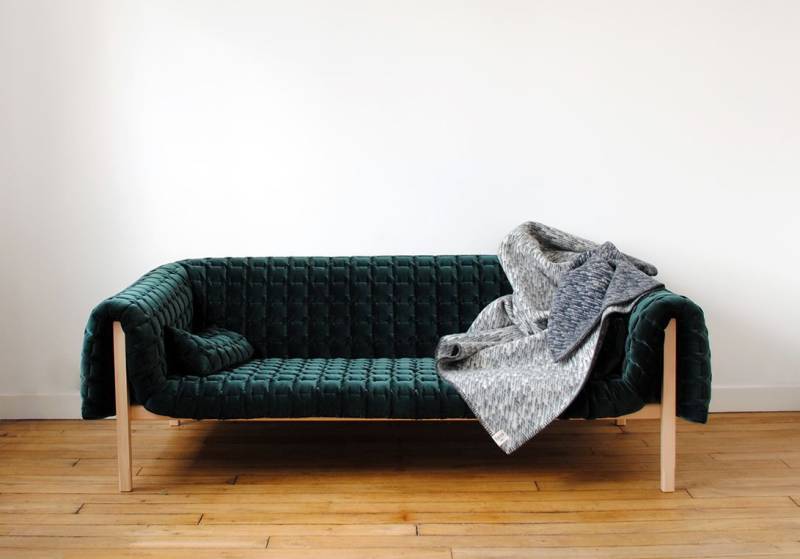 canapé haut de gamme RUCHE vert sapin piètement hêtre naturel chez Showroom443 à Nîmes dans le Gard