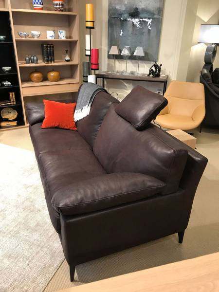 Le canapé haut de gamme MATEO avec tétière de la collection DUVIVIER sur Nîmes dans le Gard