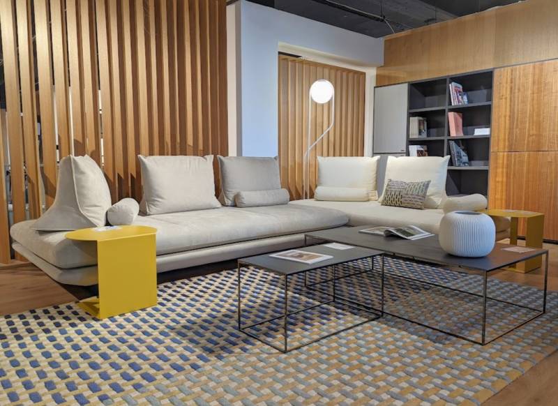 Ensemble de canapés épurés design sur mesure PRADO d'exposition chez Showroom443 à Nîmes
