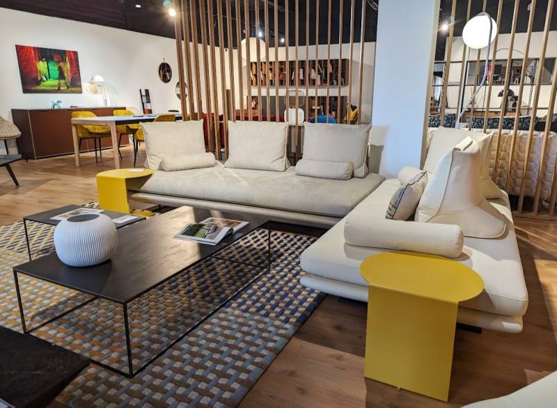 Ensemble de canapés moderne en tissu beige d'exposition chez Showroom443 à Nîmes