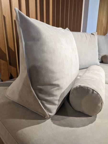 Zoom sur le coussin d'assise du canapé minimaliste PRADO d'exposition chez Showroom443 à Nîmes