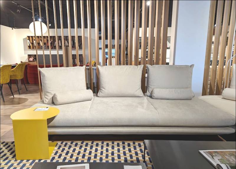 Grande Banquette canapé design PRADO d'exposition chez Showroom443 à Nîmes