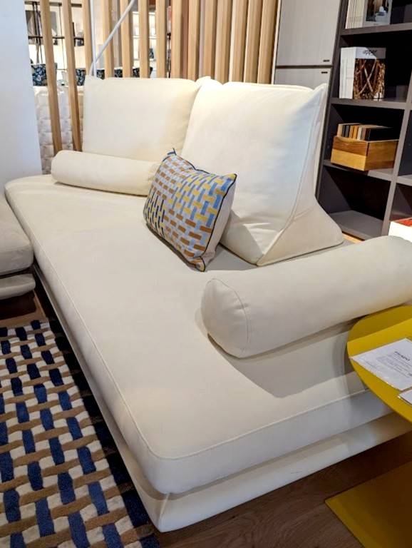 Canapé contemporain en tissu crème PRADO d'exposition chez Showroom443 à Nîmes