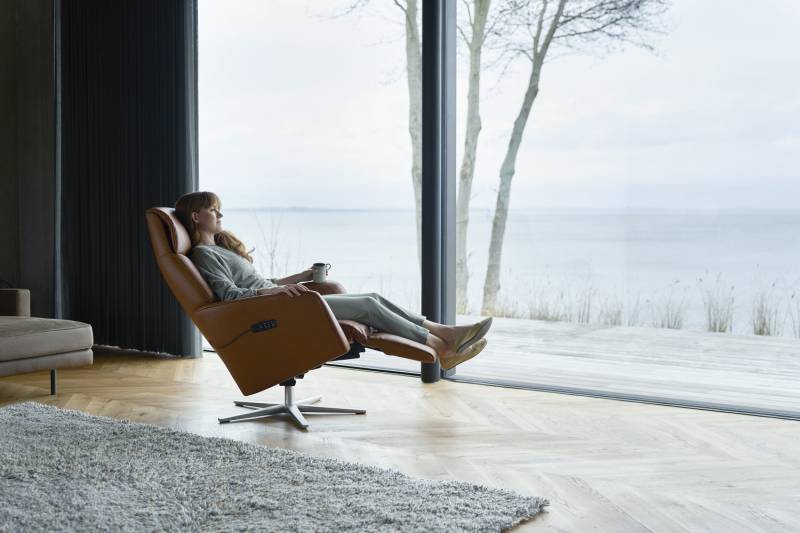 Fauteuil relax electrique en cuir paloma cognac chez Showroom443 sur Nîmes proche d'Uzès