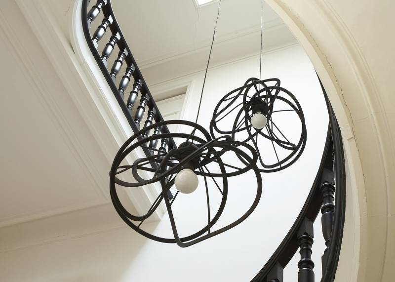 suspension luminaire design noir modèle Bloum de Ligne roset à Nîmes dans le Gard