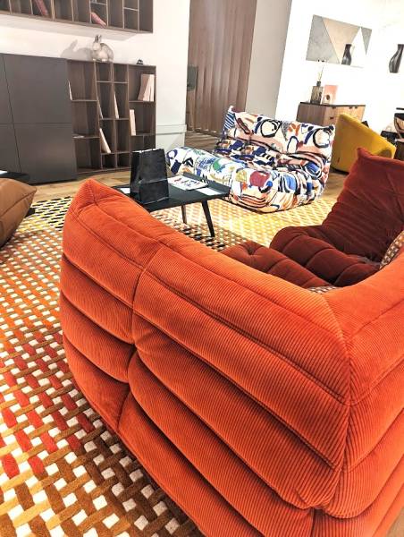 Canapé Togo d'exposition en velours côtelé chez Showroom443 à Nîmes