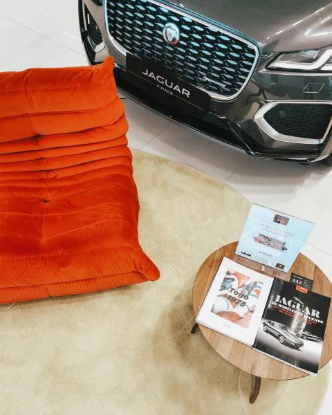 Canapé Togo d'exposition en velours côtelé chez Showroom443 à Nîmes