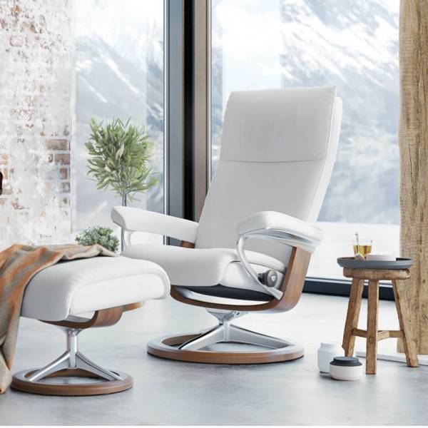 Fauteuil relax en cuir blanc piètement et coque noyer stressless chez Showroom443 sur Nîmes proche d'Uzès