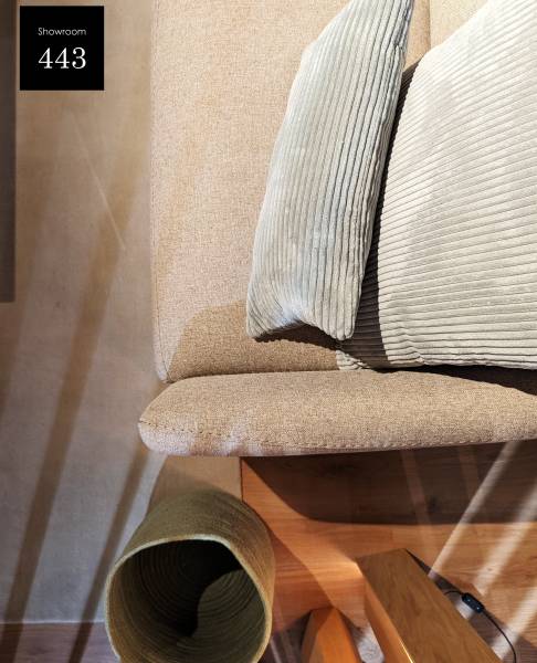 Canapé convertible en tissu pour un studio design chez Showroom443 