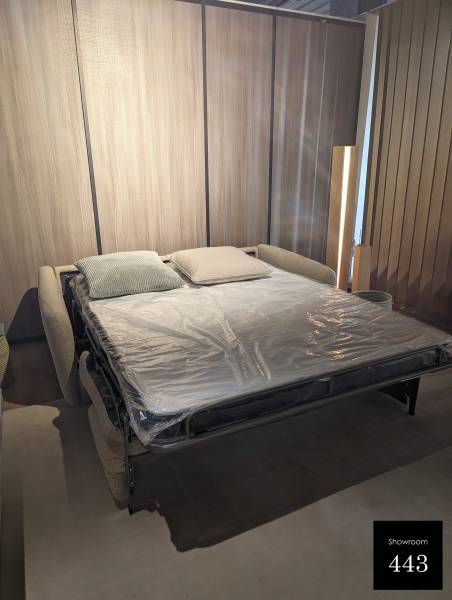 Canapé convertible en tissu moderne pour un studio design chez Showroom443 à Nîmes