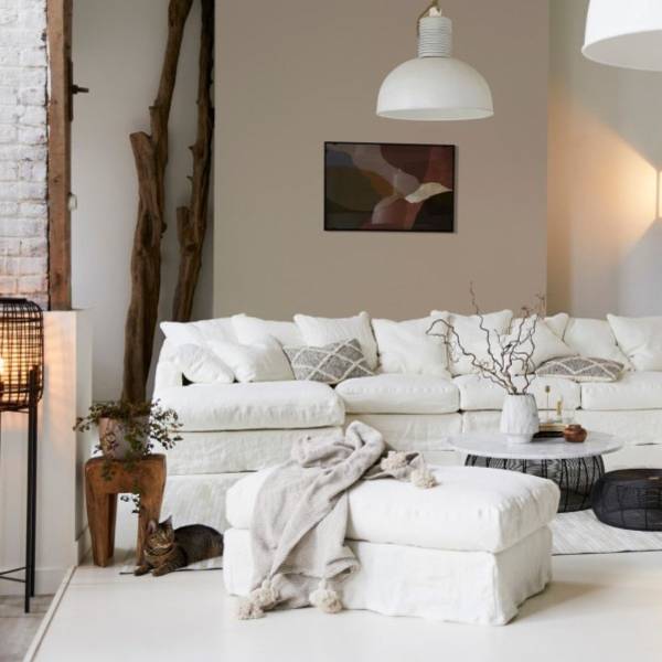 Zoom sur le canapé en lin écru pour maison de vacances sur Nîmes proche de Montpellier