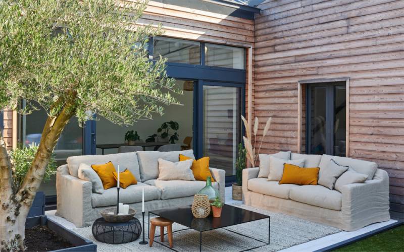 canapé en lin blanc déhoussable haut de gamme ou autre coloris 3 places chez Showroom443 sur Nîmes à proximité d'Uzès