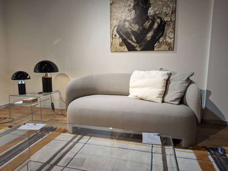 Canapé arrondi contemporain 2 places pour une décoration cocooning près de Montpellier