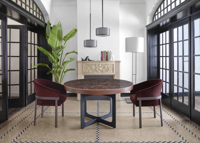 La chaise en velours, incontournable dans la décoration contemporaine chez showroom443 