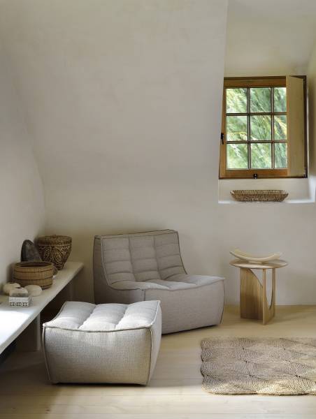 La chauffeuse moderne cocooning une place Ethnicraft personnalisable chez Showroom443