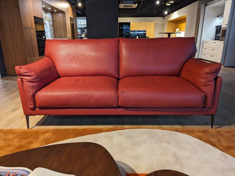  canapé en cuir design et confortable à Nîmes dans le Gard