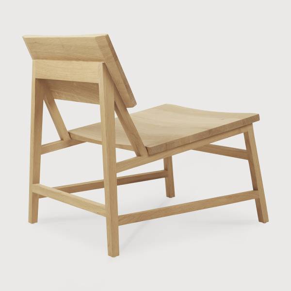 Un fauteuil en bois massif design Ethnicraft pour une décoration chaleureuse chez Showroom443 à Nîmes