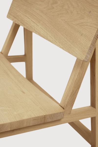 Un fauteuil en bois massif design Ethnicraft à Nîmes