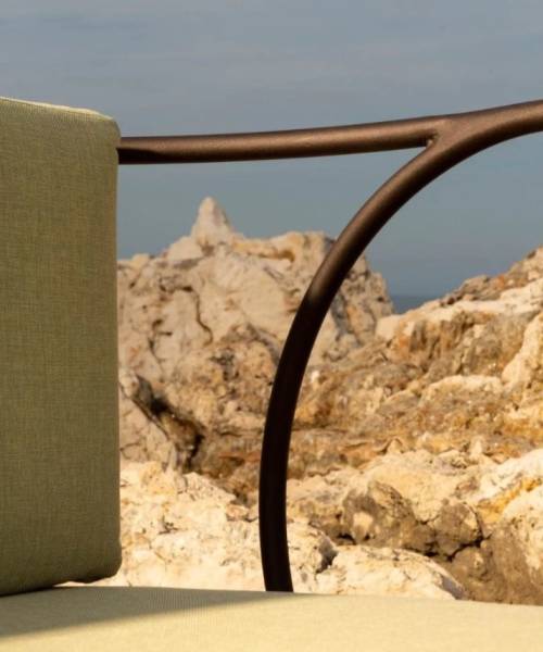 zoom sur le fauteuil de jardin en fer forgé Ariete de la marque Unopiù chez Showroom443 