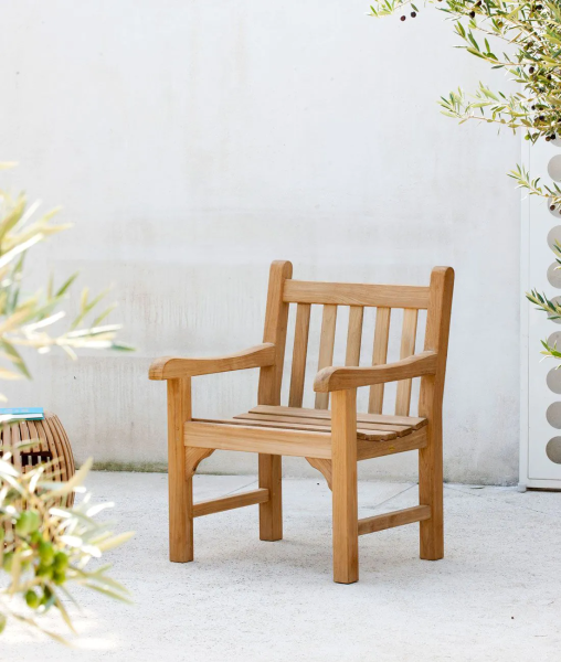 Fauteuil d'extérieur en bois pour un style élégant et cosy près de Montpellier