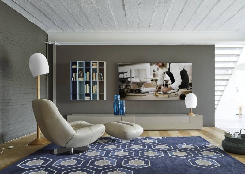 fauteuil en cuir + pouf MANAROLA de ligne roset chez Showroom443 à Nîmes près de Montpellier