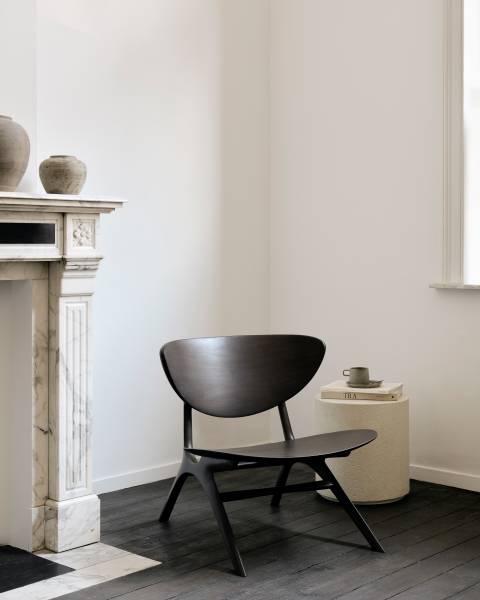 Un fauteuil en bois massif design chez Showroom443 à Nîmes