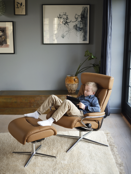 Fauteuil relax moderne haut de gamme pas cher en cuir camel, offre stressless chez Showroom443 à Nîmes à côté d'Uzès