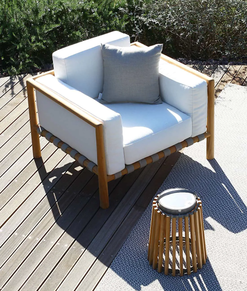 Fauteuil de jardin en bois pevero pour décorer votre extérieur chez Showroom443 à Nîmes
