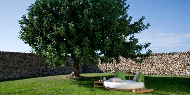 Fauteuil de jardin en bois rond pevero pour décorer votre extérieur chez Showroom443