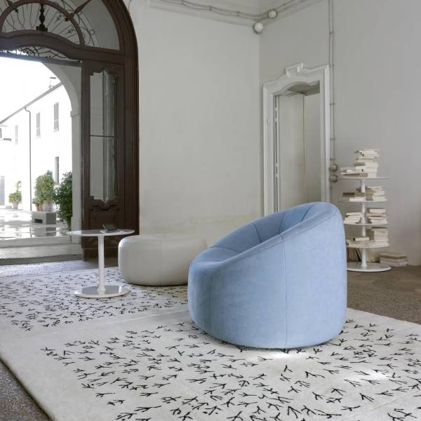 Les Fauteuils iconiques, La chauffeuse Pumpkin en alcantara bleu de LIGNE ROSET chez Showroom443 à Nîmes proche de Montpellier