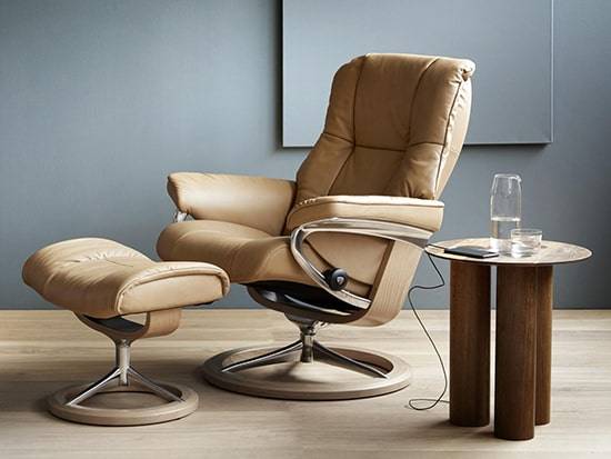 fauteuil relax en cuir marron clair stressless signature disponible chez Showroom443 à Nîmes proche de Montpellier