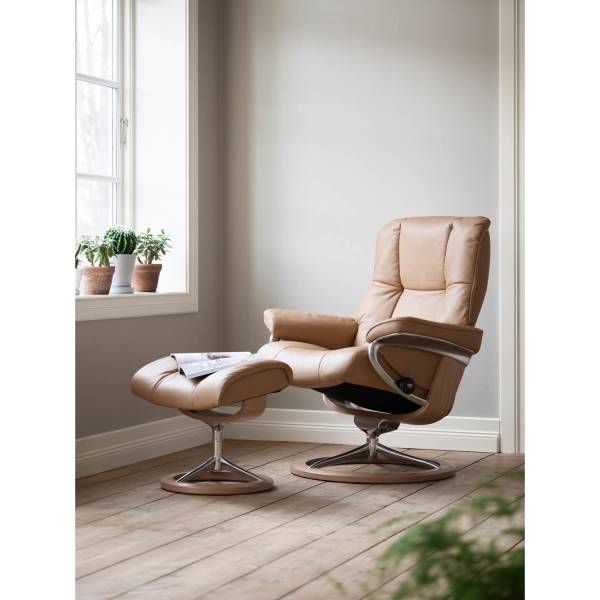 fauteuil relax en cuir marron clair et son pouf stressless signature disponible chez Showroom443 à Nîmes proche de Montpellier