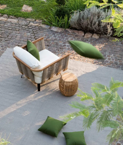 Fauteuil d'extérieur en bois Unopiù pour un style élégant et cosy près de Montpellier