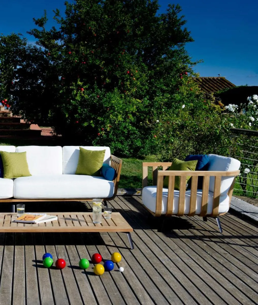 Fauteuil d'extérieur en bois Welcome teck Unopiù pour un style élégant et cosy près de Montpellier