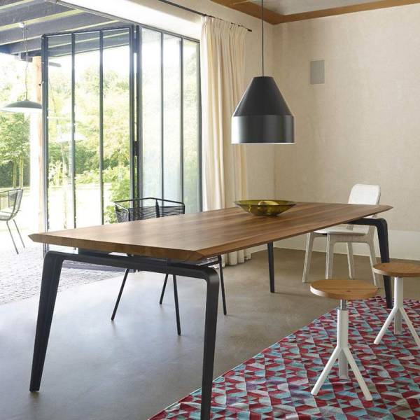 Table ODESSA Ligne roset piètement noir et plateau noyer à Nîmes dans le Gard