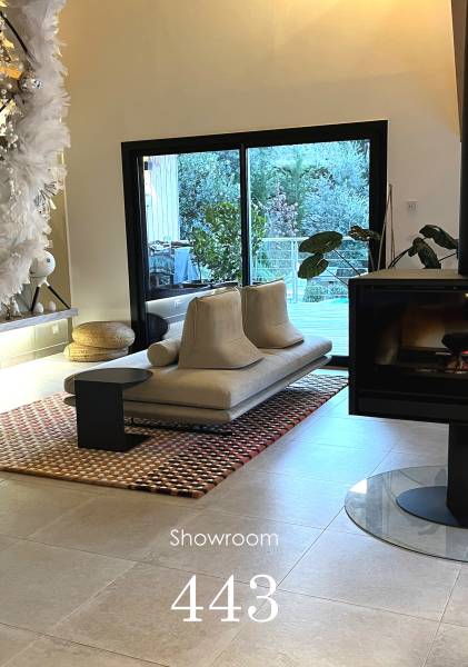 Un salon contemporain et moderne pensé par notre décorateur d'intérieur chez Showroom443 à Nîmes