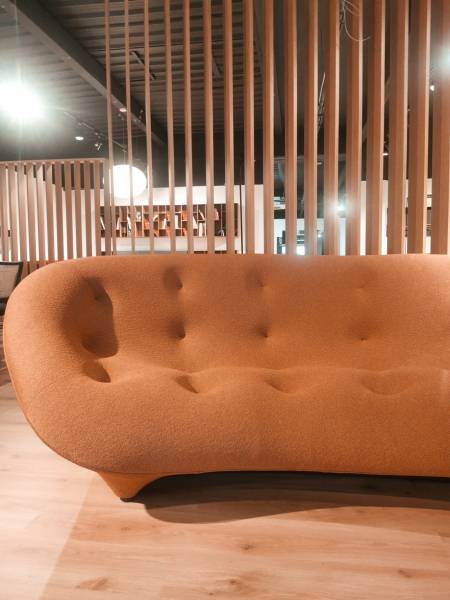 La nouveauté, le canapé Ploum arrive au Showroom443 de Nîmes avec le nouveau tissu warda terracotta