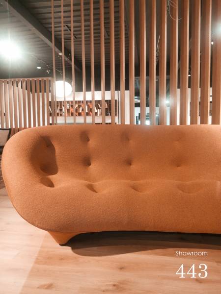 Le canapé ploum ultra confort se refait une beauté et arrive au Showroom443 de Nîmes avec son nouveau tissu